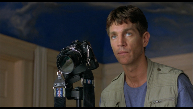 кадр из фильма Love Is a Gun