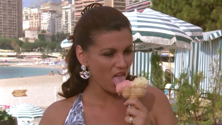 кадр из фильма У богатых свои привычки