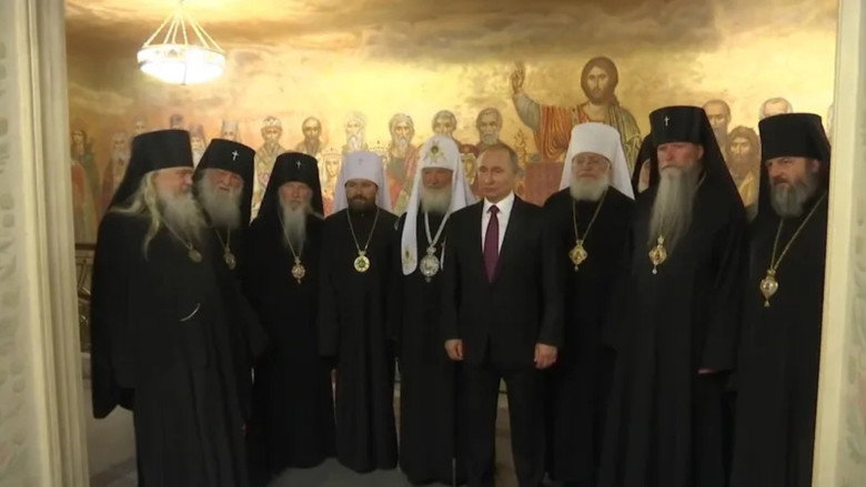 кадр из фильма Les Empires contre-attaquent