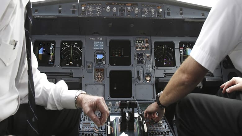 кадр из фильма Faut-il un pilote dans l'avion ?