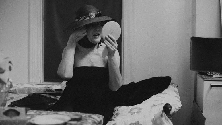 кадр из фильма Серые сады