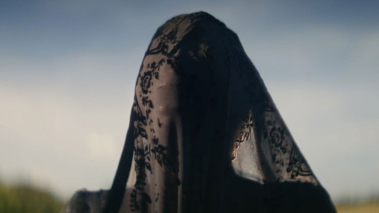 кадр из фильма Женщина во дворе