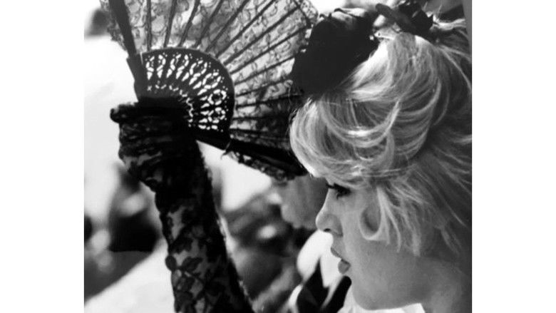 кадр из фильма Женщина и паяц