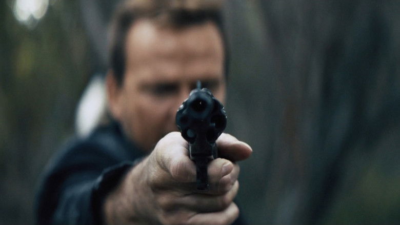 кадр из фильма The Outsider