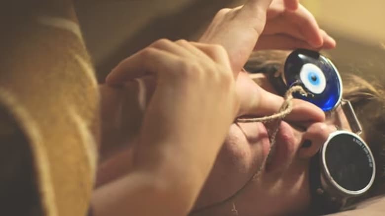 кадр из фильма Το Αγόρι με τα Γαλάζια Μάτια