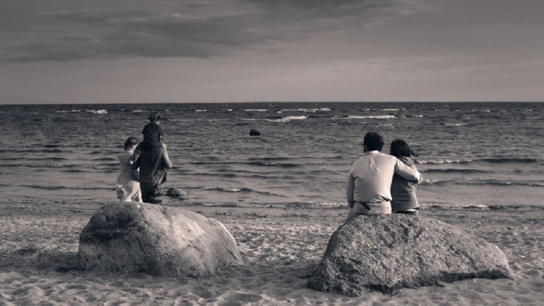 кадр из фильма Семья Offline