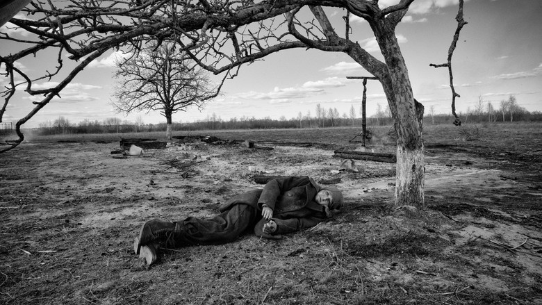 кадр из фильма Раскрашенная птица