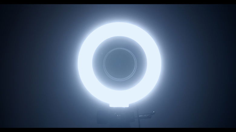 кадр из фильма UNBOXING