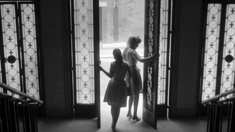 кадр из фильма Girl with Green Eyes