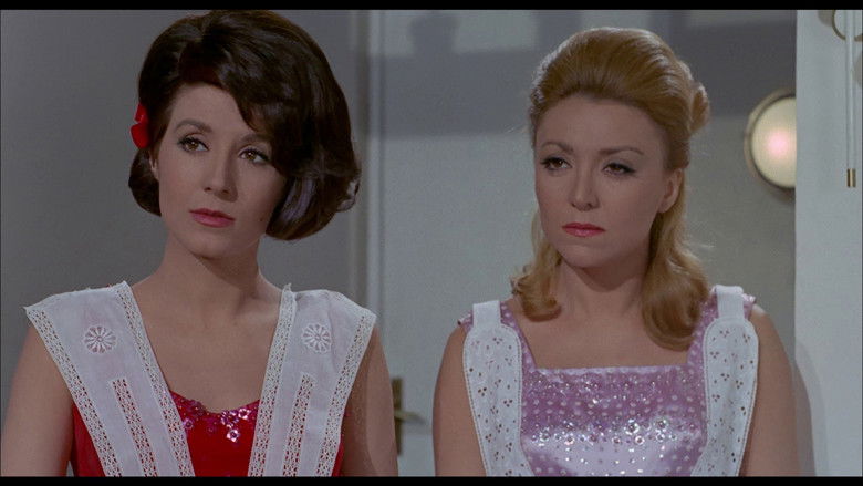 кадр из фильма Las que tienen que servir