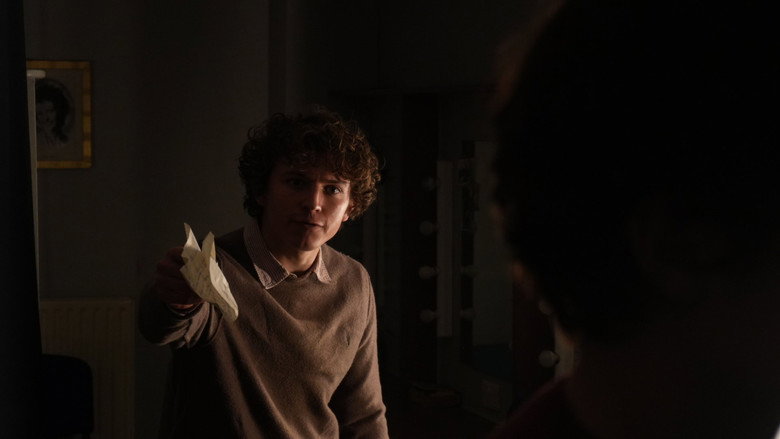 кадр из фильма Paper Planes