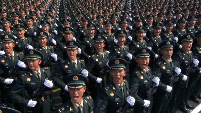 кадр из фильма Les Empires contre-attaquent