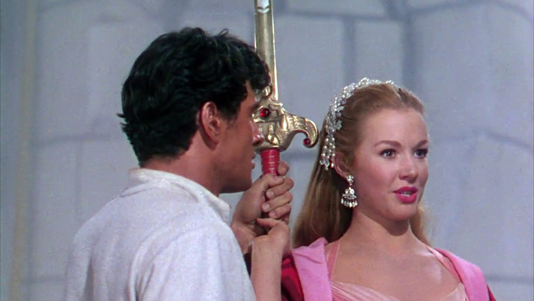 кадр из фильма Золотой клинок