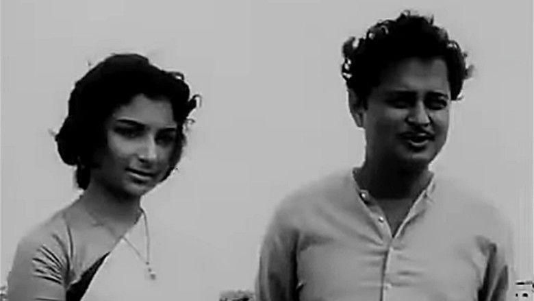 кадр из фильма নির্জন সৈকতে