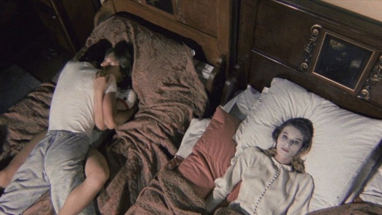 кадр из фильма За пределами тьмы