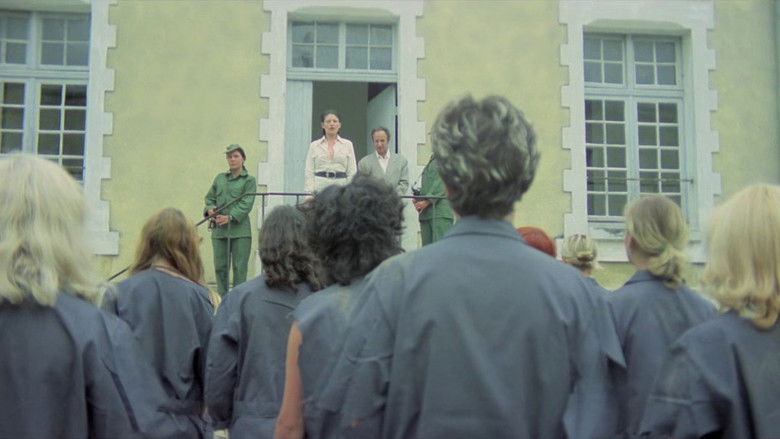 кадр из фильма Куклы за колючей проволокой