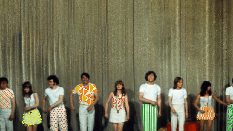 кадр из фильма C'est moche c'est sale, c'est dans le vent, c'est le Café de la gare