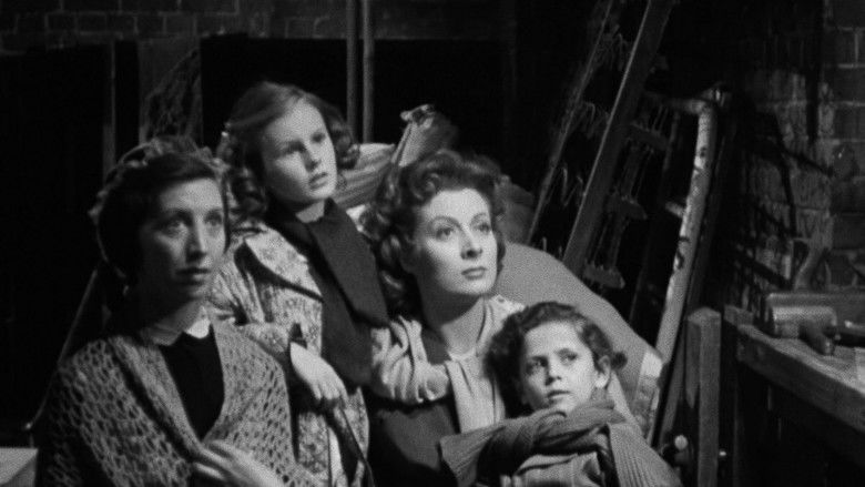 кадр из фильма Миссис Минивер