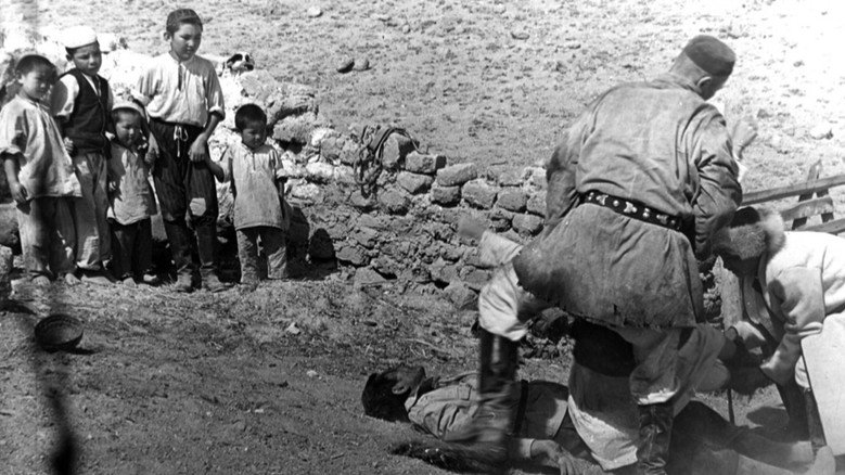 кадр из фильма Первый учитель