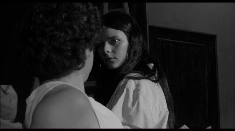 кадр из фильма Un gato bajo la lluvia.