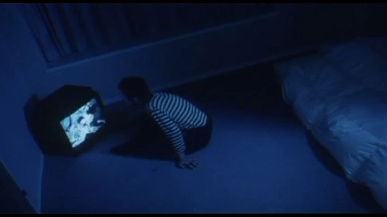 кадр из фильма 制服盗聴魔　激射・なぶる！