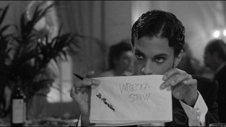 кадр из фильма Под вишневой луной