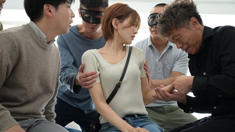 кадр из фильма JUQ-944寝取らせ串刺し輪姦 愛する妻を深奥まで犯し尽くして下さい―