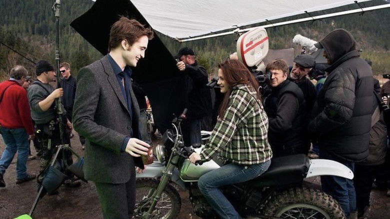 кадр из фильма New Moon: The Journey Continues