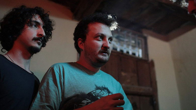 кадр из фильма Üç Harflilerin Musallat Olduğu Büyülü Konakta Ruh Çağıran Gençlerin Hazin Hikayesi