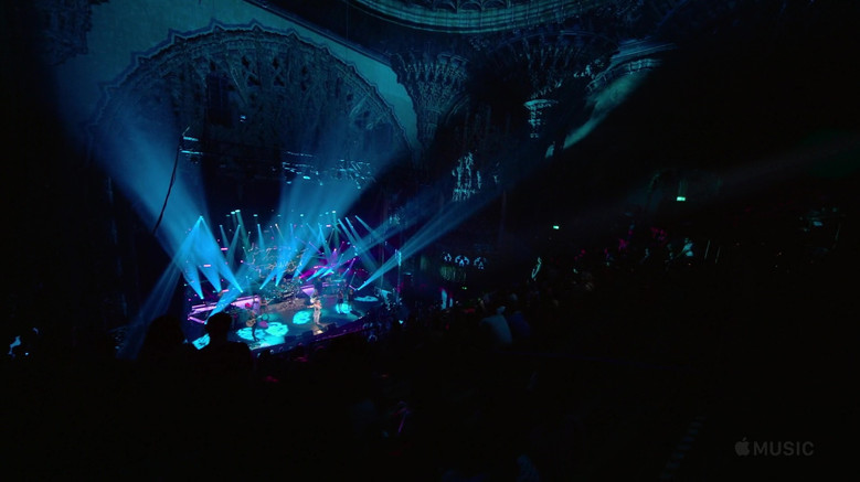 кадр из фильма P!nk — Beautiful Trauma: концерт