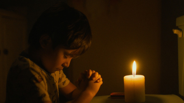 кадр из фильма El diablo fuma (y guarda las cabezas de los cerillos quemados en la misma caja)