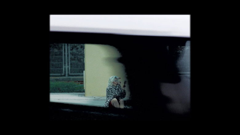 кадр из фильма Miss Rimbombanzia doing her makeup in Avenida de los Poblados, 173