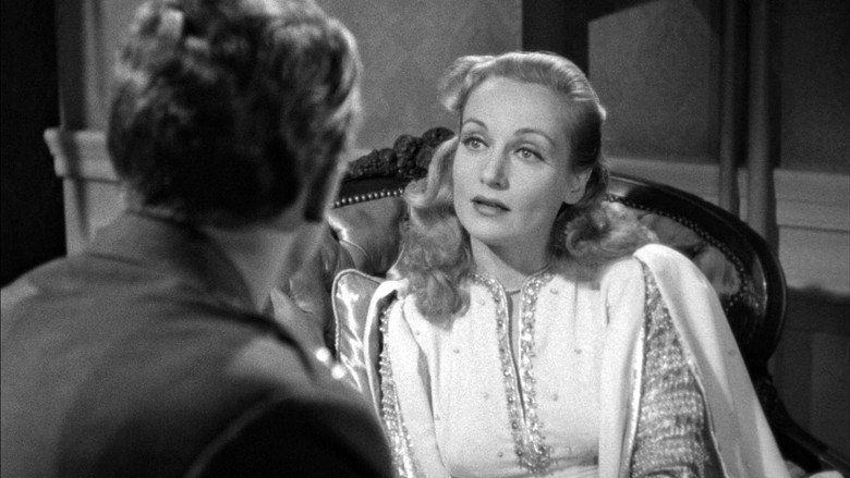 кадр из фильма Быть или не быть