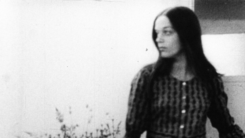 кадр из фильма L'Enfant aimé ou Je joue à être une femme mariée