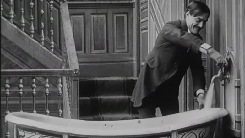 кадр из фильма Макс принимает ванну