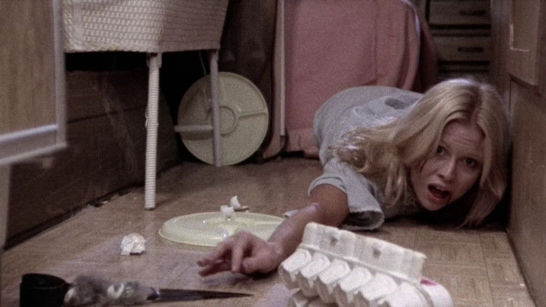 кадр из фильма У холмов есть глаза