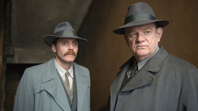 кадр из фильма Одни в Берлине