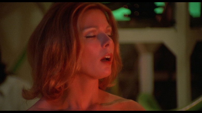 кадр из фильма Вторжение девушек-пчел