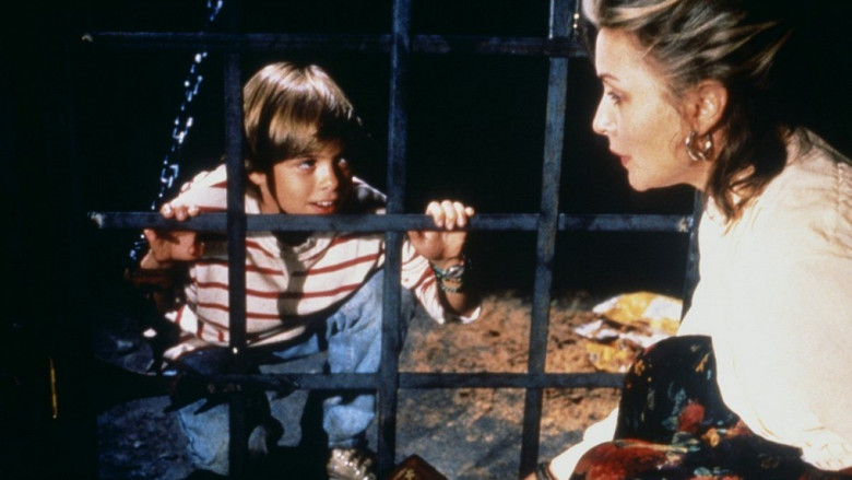 кадр из фильма Сказки с темной стороны