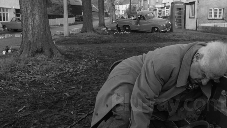 кадр из фильма Деревня проклятых