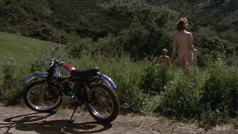 кадр из фильма Вторжение девушек-пчел