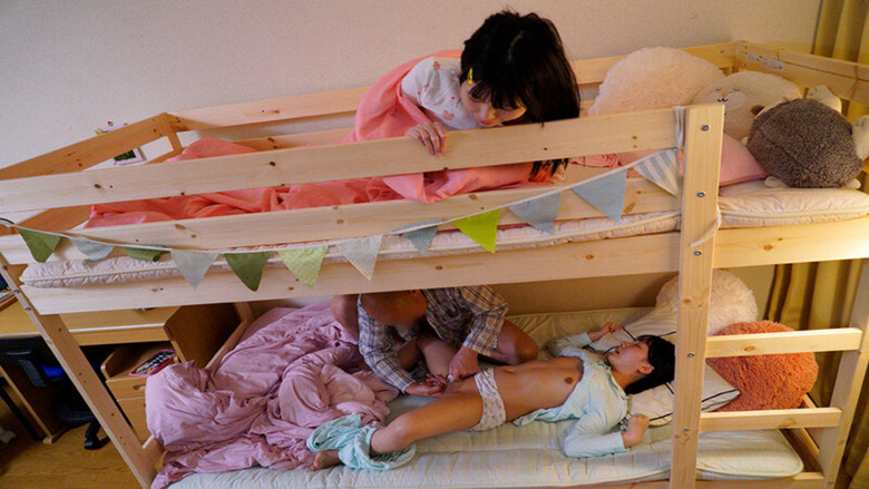 кадр из фильма 絶対に手を出してはいけないひよこ女子に媚薬まみれの極悪チ○コで鬼イラマチオ。そして… 食べごろに育った姪っ子姉妹特別編！
