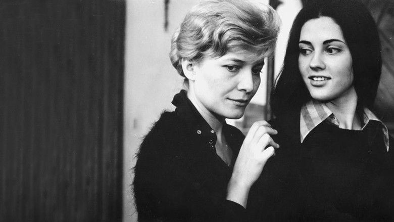 кадр из фильма Γυμνοί Στο Χιόνι