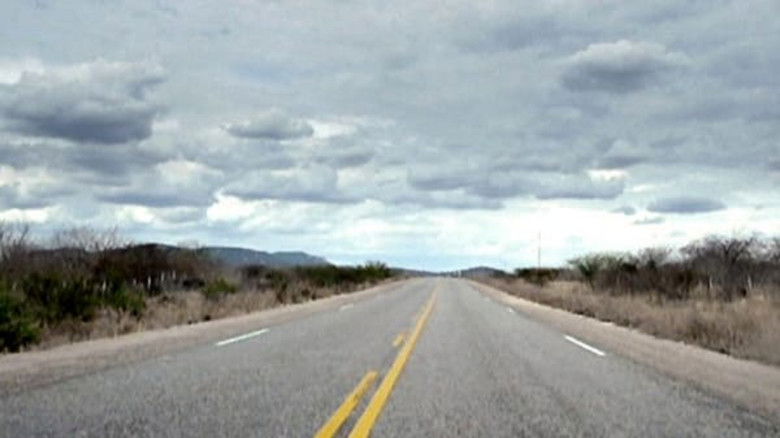 кадр из фильма Viajo Porque Preciso, Volto Porque Te Amo