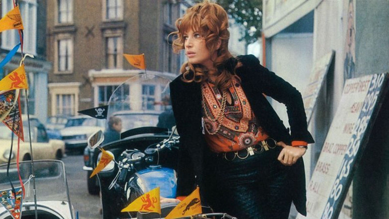 кадр из фильма Девушка с пистолетом