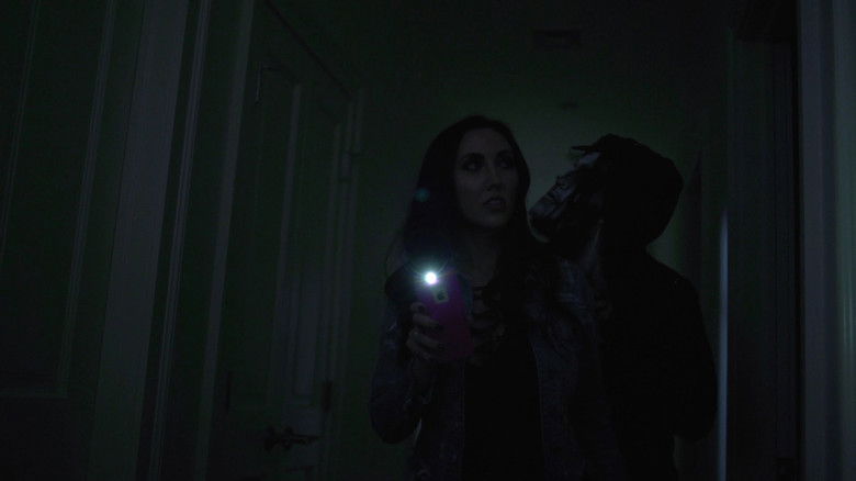 кадр из фильма Резня на кладбище