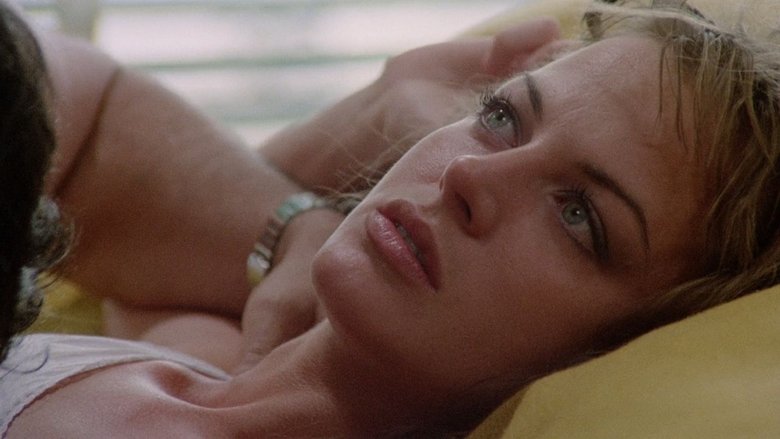 Девушка в жёлтой пижаме