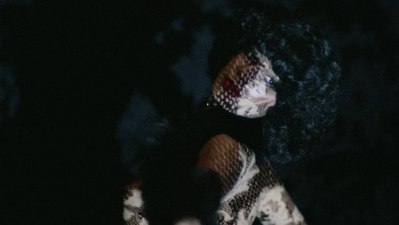 кадр из фильма Эмануэль 77