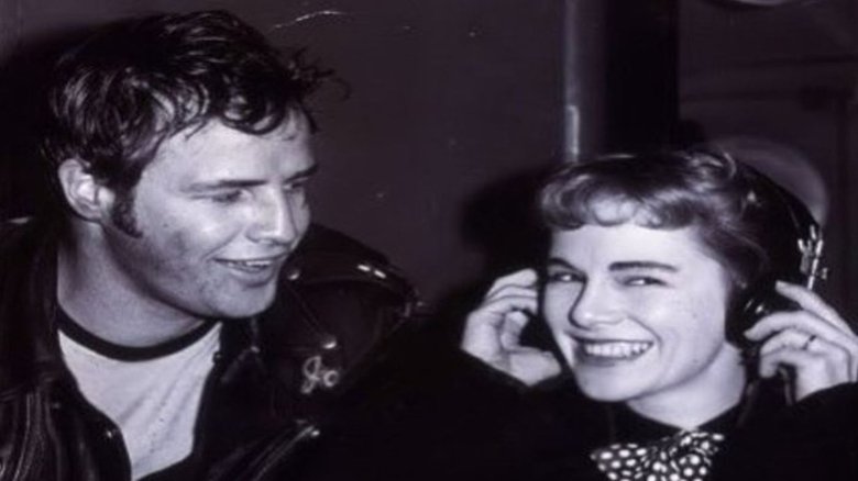 кадр из фильма Послушай меня, Марлон