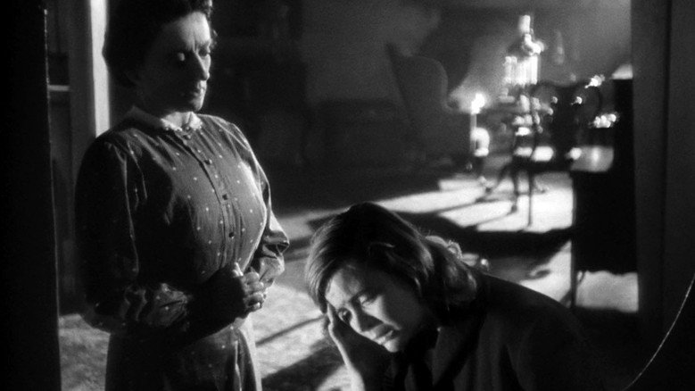 кадр из фильма The Enchanted Cottage